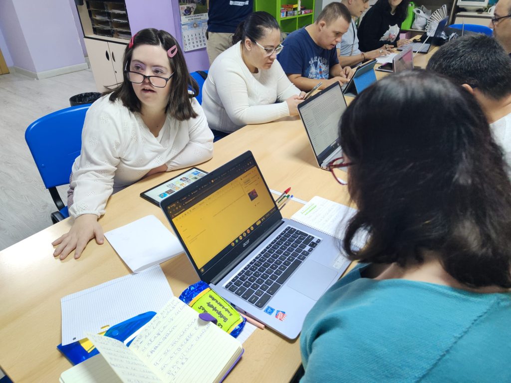 Aula de informática para, donde nuestros chicos aprende a utilizar un ordenado